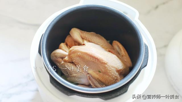 自制烤鸡，不用烤箱不开火，不加一滴水，鲜嫩多汁，家家都能做