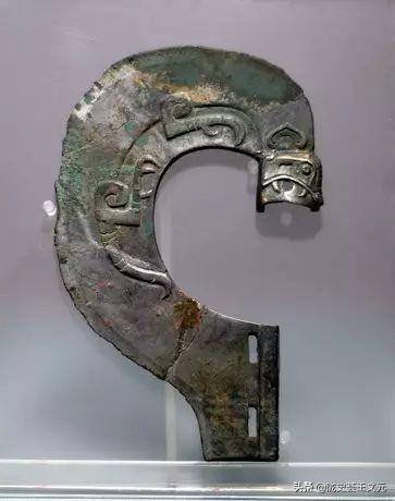 放羊老汉山崖下避雨，背上有点硌，随手一拨，