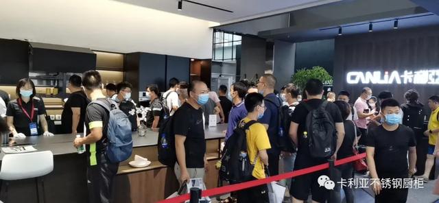 火爆！广州建博会第三天，和记AG平台娱乐官网
不锈钢橱柜展厅再现“人海”