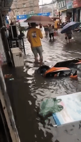雁荡山|台风登陆雁荡山瀑布被吹倒流 空中飞舞模样太神奇