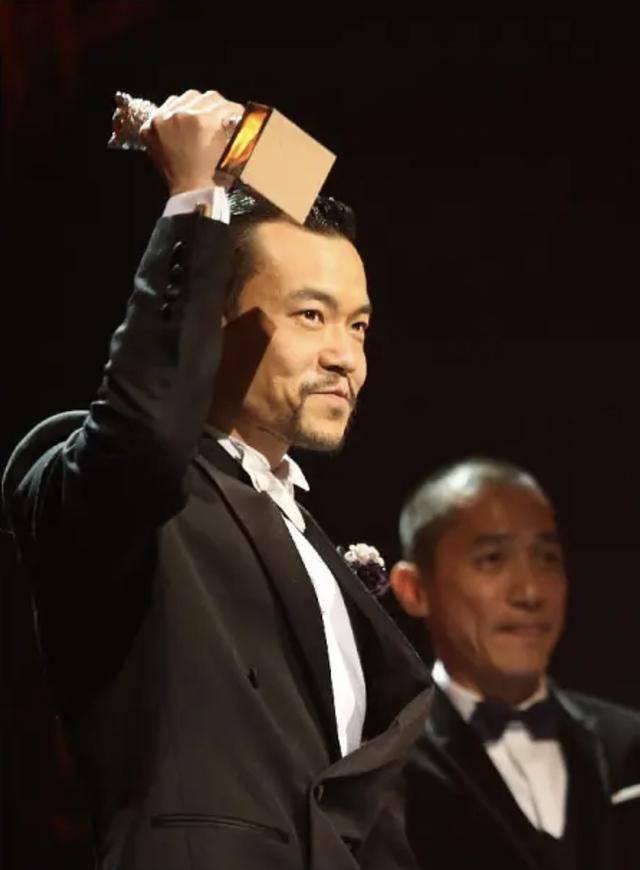 廖凡携老婆与友聚餐，席间热聊室内抽烟，饭毕当街搂肩牵手秀恩爱