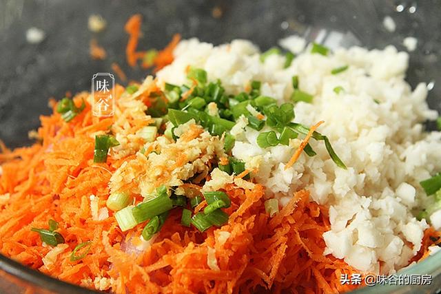 黄金蛋饺在家做，多加一样东西，煎出来的饺子不破皮，又香又嫩