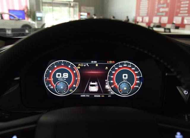 东风终于甩出“杀手锏”！轴距超2米7，后排放倒就是床，6.1个油