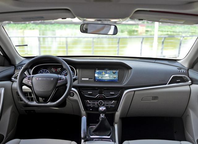 这款国产轿跑SUV颜值很高，价格一降再降，依然