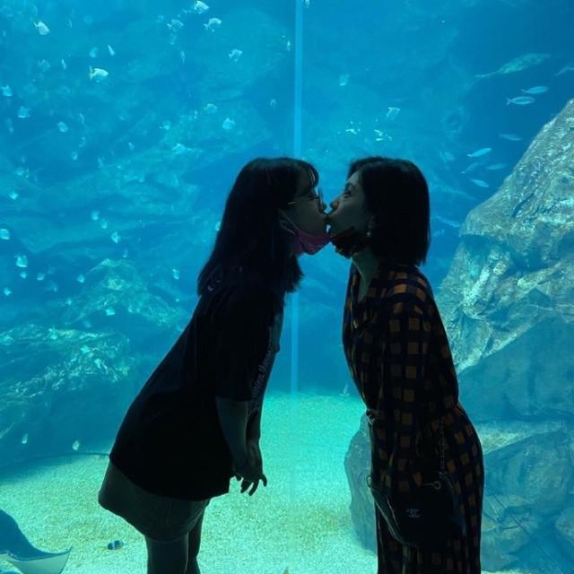 修杰楷晒波妞撒娇照，见姐姐与妈妈亲吻，双手紧搂贾静雯争宠萌翻