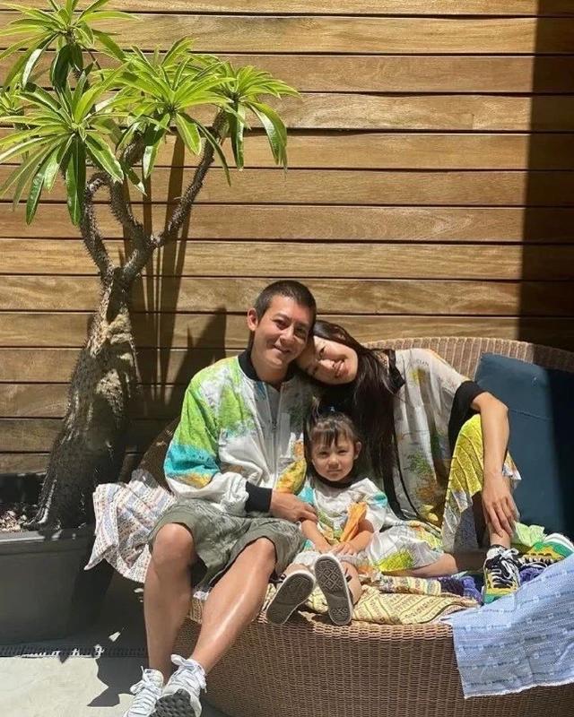 陈冠希晒女儿萌照，Alaia披头散发，紧抱玩偶面露开心笑容