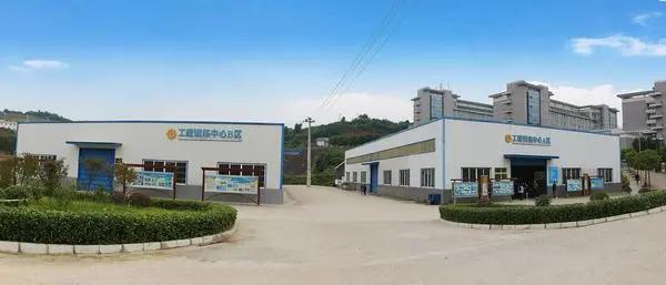 眉山市唯一一所省级示范高职院校，被誉为“见桥大学”