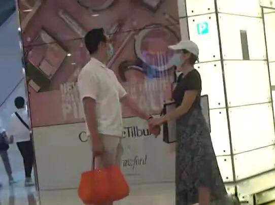 好男人！陈豪睡眠不足仍陪老婆逛街，陈茵媺变吃货调皮又可爱