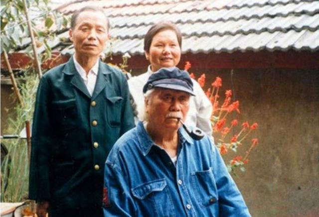 成龙的亲疏关系史：一个混迹街头的女儿，两个沿街乞讨的哥哥