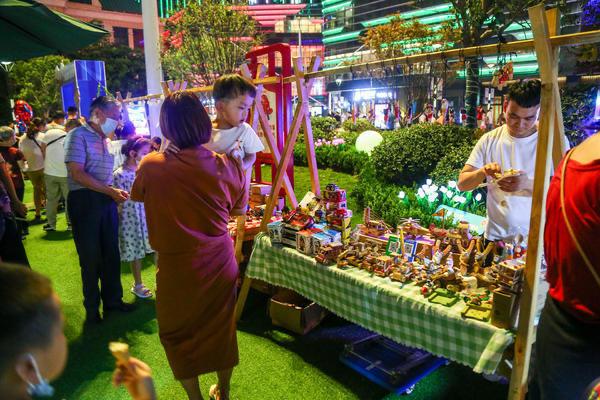 揭秘郑州夜市生意人：夫妻俩辞职在健康路打拼