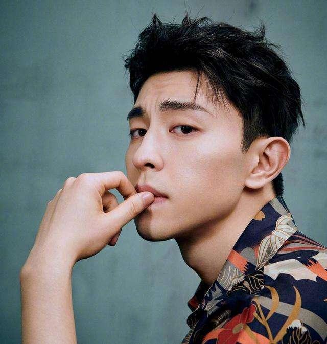 空降直播间，邓伦看李佳琦涂口红，惊成表情包憨厚可爱