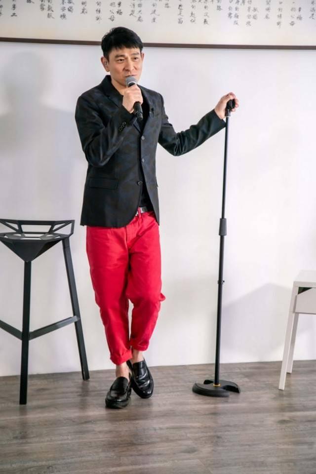 「误发」59岁刘德华误发显老生图秒删 重发美颜照展最美好的男神一面