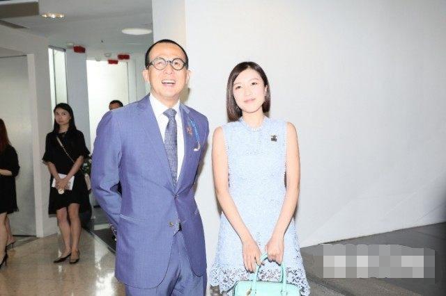 梁洛施32岁生日变美了，仨儿子做蛋糕为她庆祝，