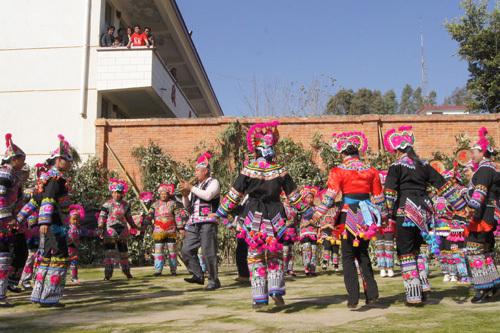 彝族美女递过来的鞋垫为何不能乱接？导游：接