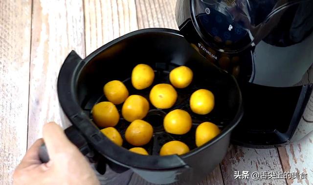 好吃的双色地瓜球做法，一口下去软糯香甜，美味小甜点