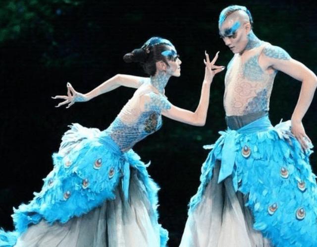 杨丽萍和男徒弟跳舞投入太深，当镜头被拉近后