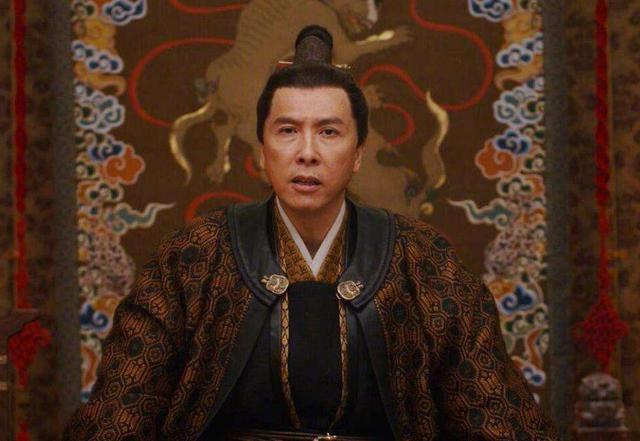 甄子丹身材绝了！57岁浑身肌肉，腹肌如搓衣板力压小鲜肉