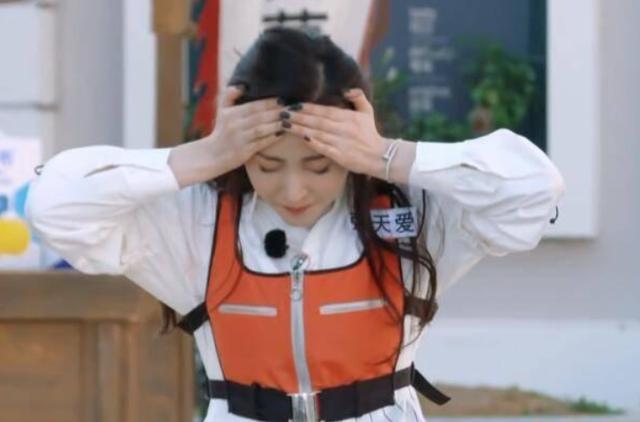 跑男玩“水炸弹”游戏，其他女嘉宾都选择护头发，唯独她与众不同