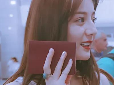 迪丽热巴在机场被怼脸拍，皮肤细腻卧蚕明显，