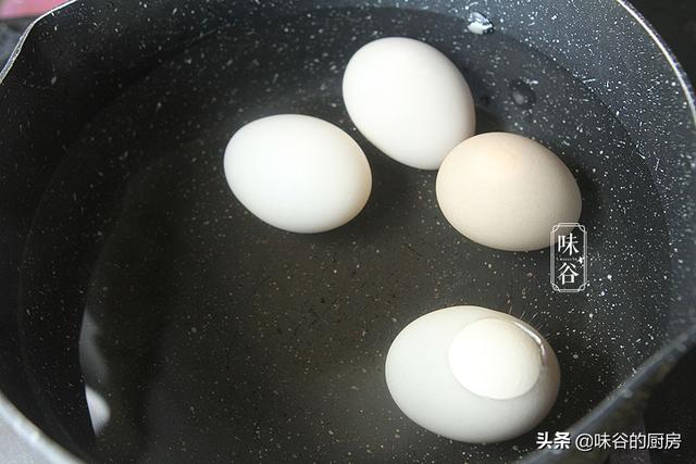 煮鸡蛋，只用清水就错了，多加2种料，鸡蛋又香又嫩，蛋壳更好剥