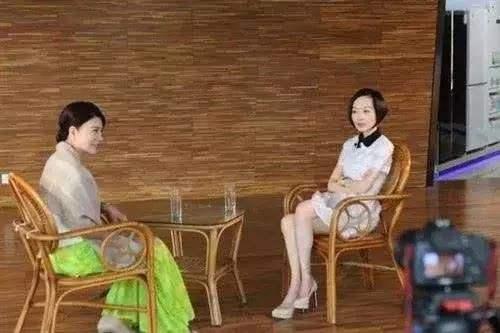 董明珠也是爱美之人，让鲁豫评价自己衣裙，知道价格后真是惭愧