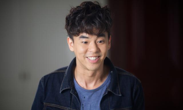 柯有伦官宣妻子怀孕，晒八月孕照合影，分享孕期趣事