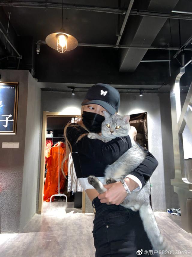 周扬青晒截图回应和三儿合影：主动找自己玩，闺蜜还吐槽不认识他