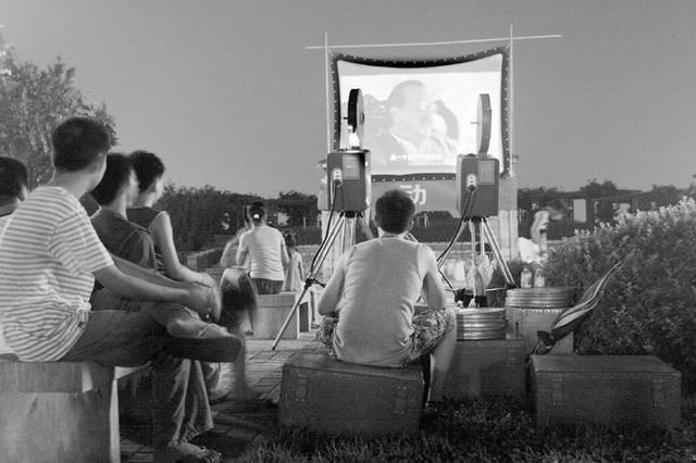 地摊经济时代，露天电影院能救市吗？