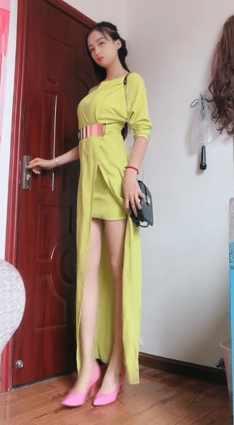 墻上還掛著假發(fā)，美女你很會(huì)做頭發(fā)嗎