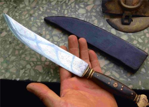他被誉为“中国刀王”，磨一把刀要1000元，国外