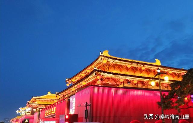 西安第一网红景区，傍晚就已游客爆满，美女和汉服小姐姐好多啊