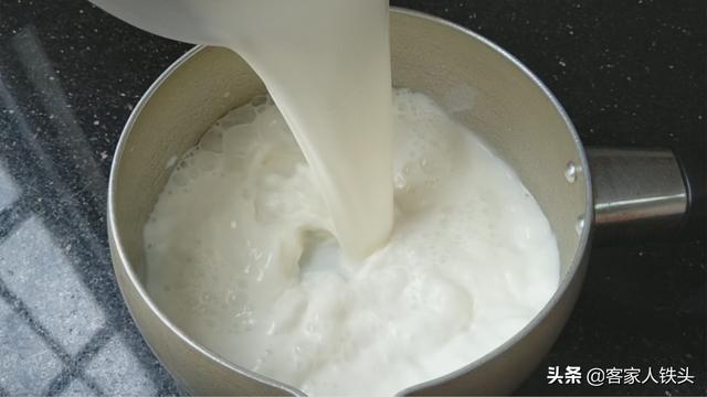 面粉中打入3个鸡蛋，筷子一搅装6碗，早餐一人吃一碗，简单营养