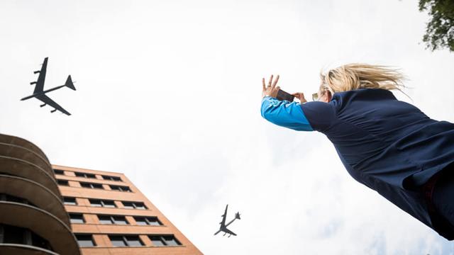 F22参加飞行表演坠毁？美国空军：为鼓励你们抗