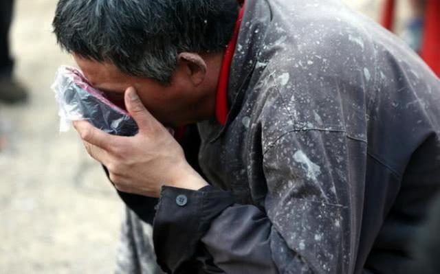 农民工砌墙，老板说好500给300，农民工道歉认错，老板转身就走