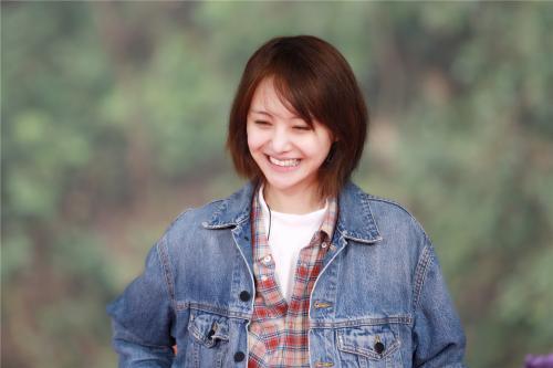 郑爽节目被小孩拽头发，她下意识的反应，暴露