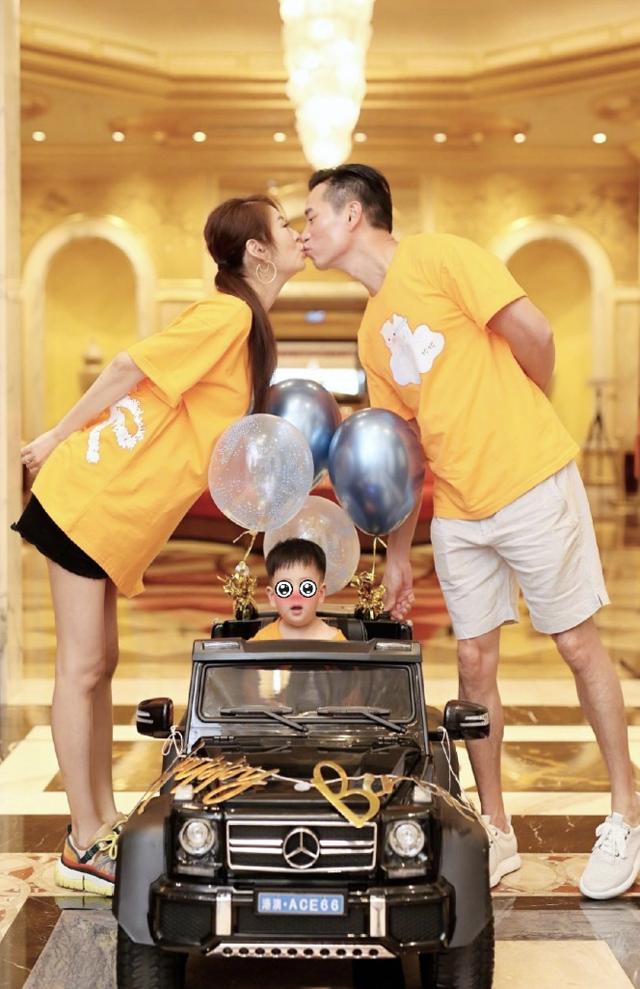 安以轩挺孕肚为1岁儿子庆生，一家三口穿亲子装，室外派对好梦幻