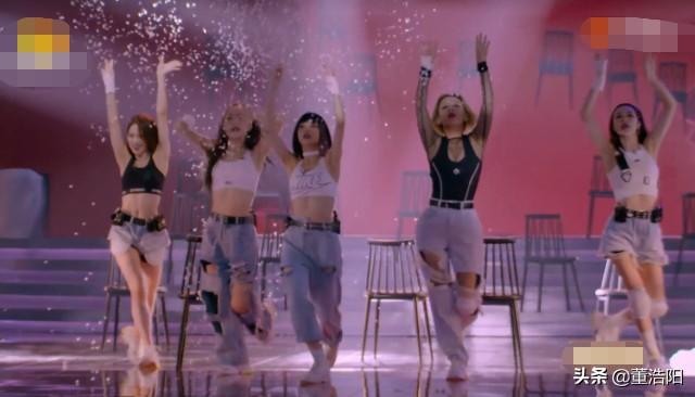 郁可唯组四人露腰装，站在一起时看到蓝盈莹的腰，不愧是自律达人