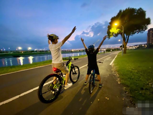 林志颖深夜陪娃玩足球，父子四人同款发型抢镜，kimi与爸爸分不清