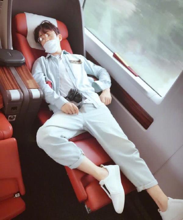 明星睡姿被偷拍，杨洋侧颜养眼，baby毁形象，热巴真的吓到我了！