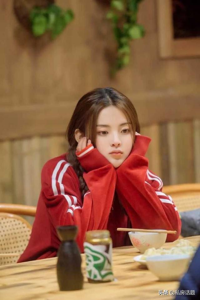 杨超越和鞠婧祎，一个初恋脸，一个高冷脸，你喜欢哪一个