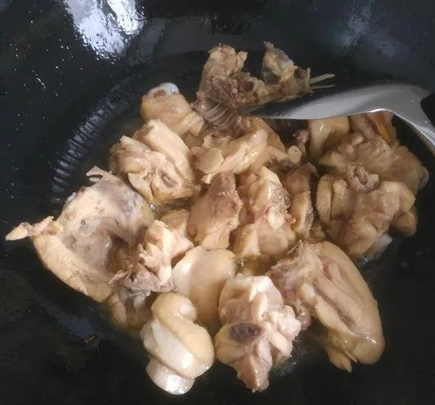 麻辣香锅鸡块，麻辣鲜香，好吃又下饭