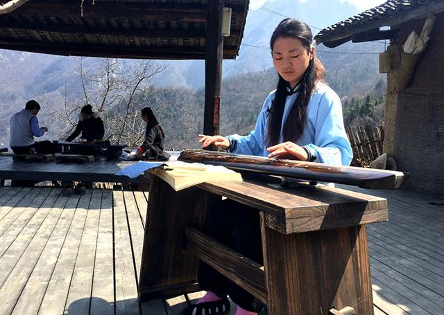 男子隐居海拔千米深山8年，与女弟子结婚生娃，