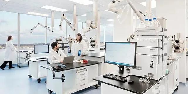 生物制药企业办公室设计：专业而不严肃，高度科技化的精美空间
