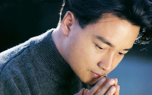 乐坛巨星车祸瘫痪，遭老婆抛弃被丢养老院，如