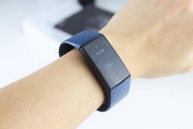 售價(jià)過千的智能手環(huán)強(qiáng)在哪？Fitbit Charge 4告訴你：這就叫專業(yè)