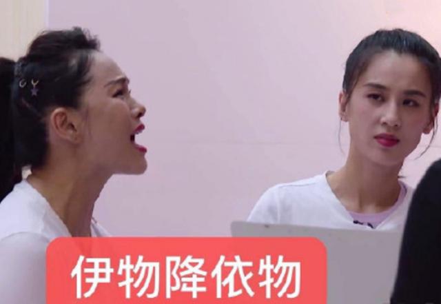 黄圣依还原“社会人站姿”，单手揣兜变表情包