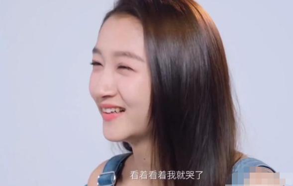 国民闺女关晓彤深夜探班鹿晗，穿情侣装超般配，同回酒店甜蜜约会