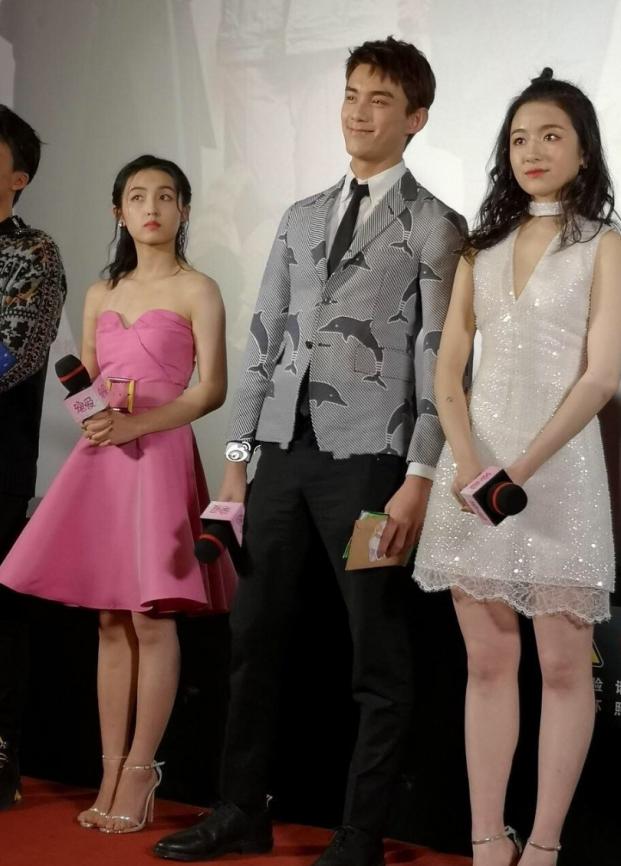 有种“合影杀手”叫张子枫，电棍腿抢镜，真替