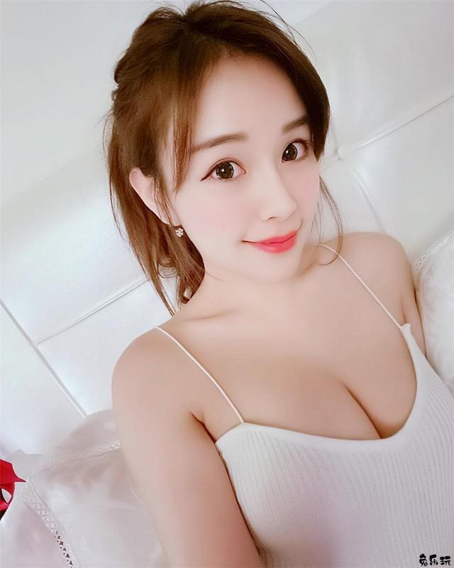 软萌美女游泳比基尼坚挺饱满凸包包正点到位！