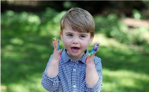 凯特喜欢摄影，但这两幅照片意义不同，听她讲